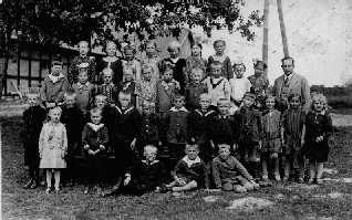 [2] Karschau, 1929, 2. Klasse, mit Lehrer Klosta